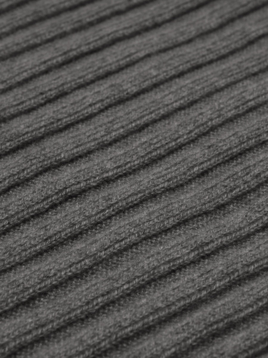 Napoli Dark Grey Cashmere Scarf: Italian 100% Cashmere – Timeless Elegance and Uncompromising Warmth
