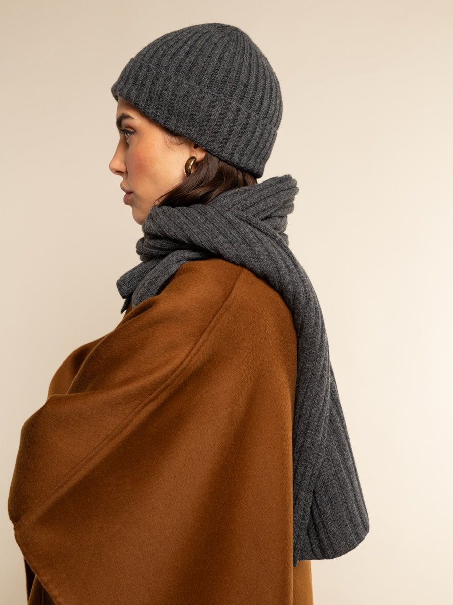 Napoli Dark Grey Cashmere Scarf: Italian 100% Cashmere – Timeless Elegance and Uncompromising Warmth