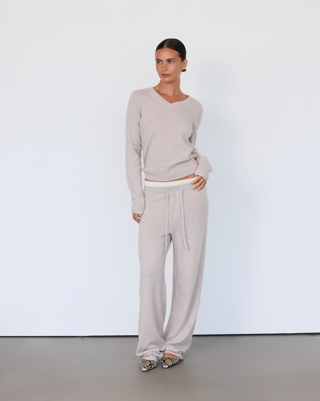 Tove V-Neck Sweater in Cashmere Blend